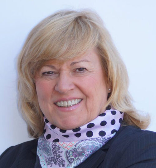 Dr. Ursula Kriesten, MBA (Gründerin und langjährige Schulleiterin der Akademie Gesundheitswirtschaft und Senioren (AGewiS), Gummersbach)